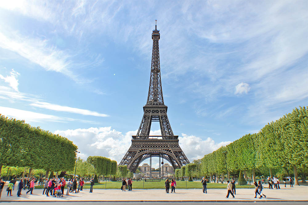 巴黎戰神廣場Champ de Mars 浪漫值爆錶～躺著看鐵塔野餐！