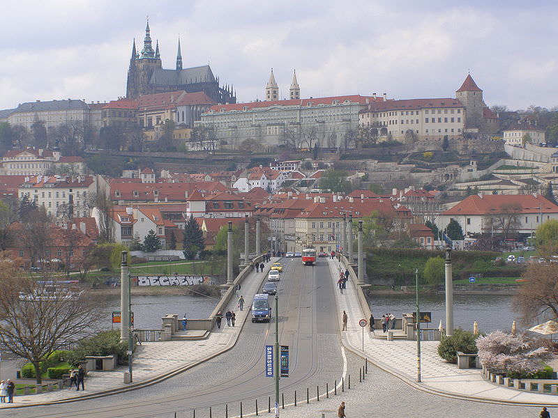 File:Praha, Mánesův most, Hrad 01.jpg